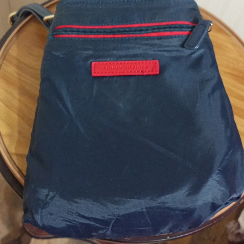 Tommy Hilfiger 8oz striped crossbody bag - Picture 9 of 10
